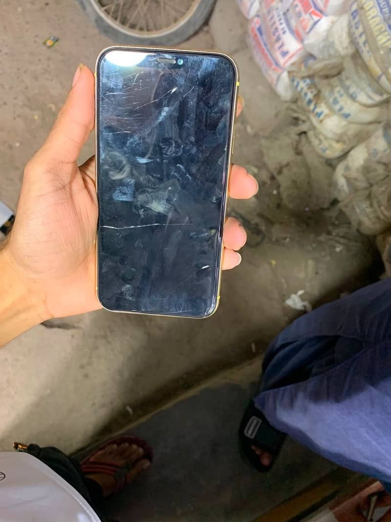Apple iPhone 11 4