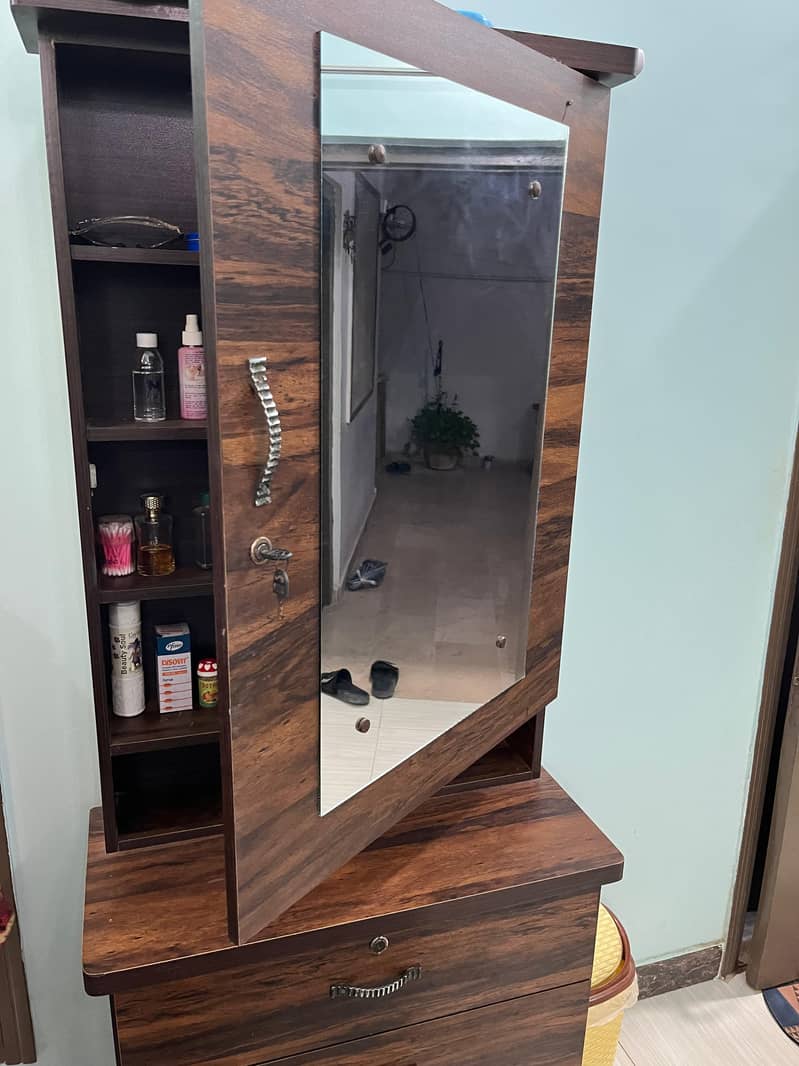 Double Bed and side table snd dressing table 1