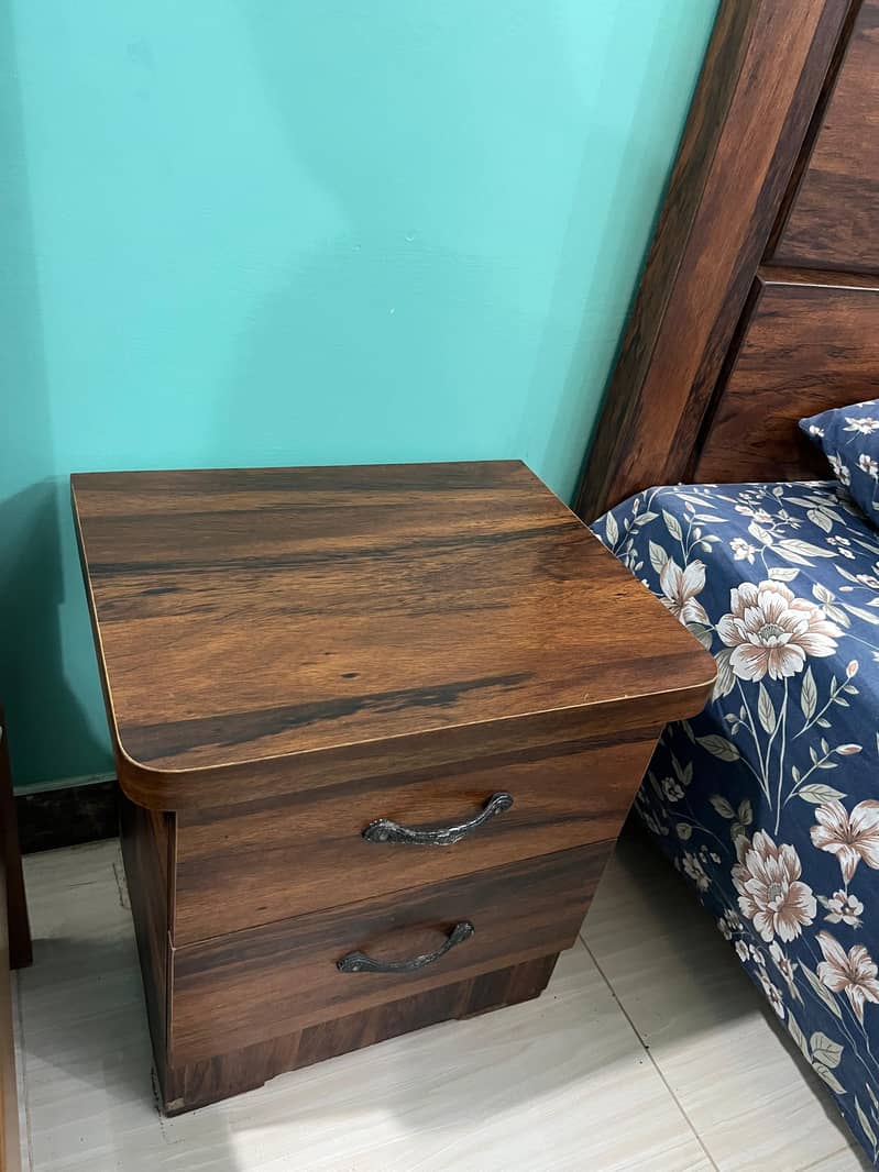 Double Bed and side table snd dressing table 2