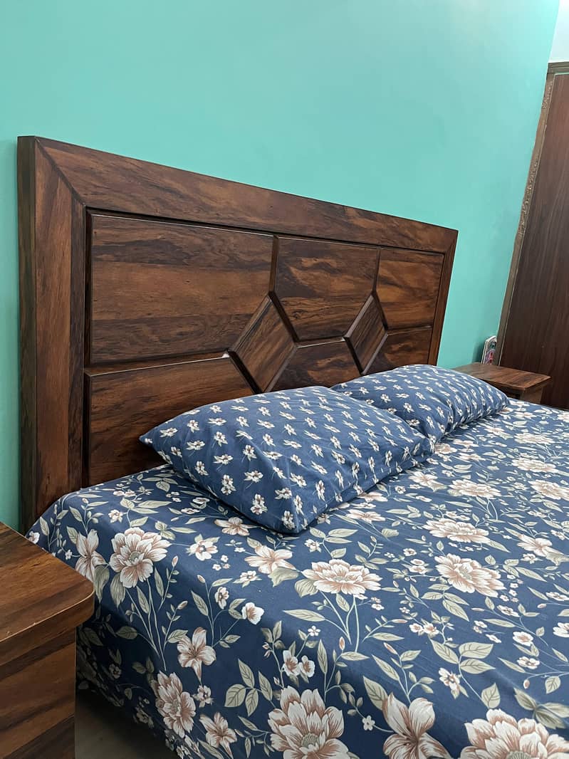 Double Bed and side table snd dressing table 3