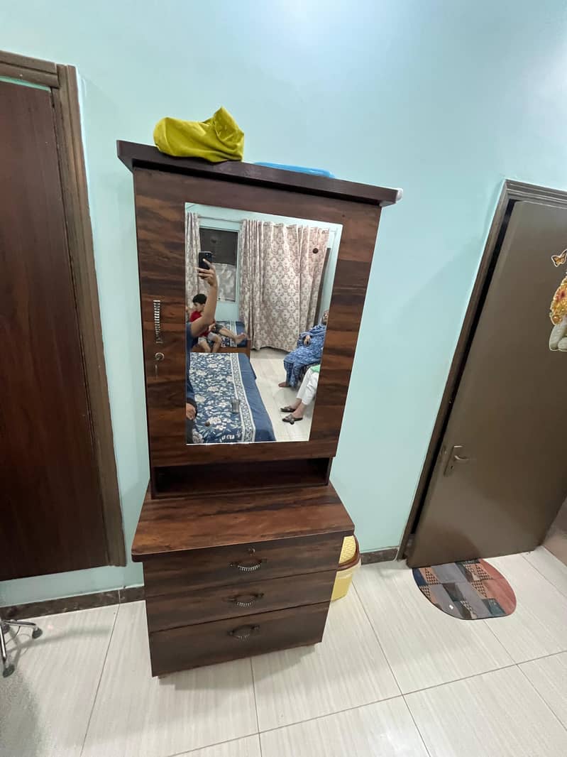 Double Bed and side table snd dressing table 4