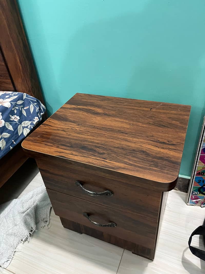 Double Bed and side table snd dressing table 8
