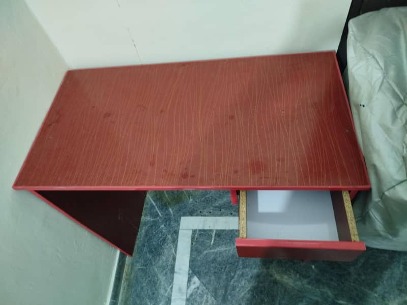 Table for study and office work 3