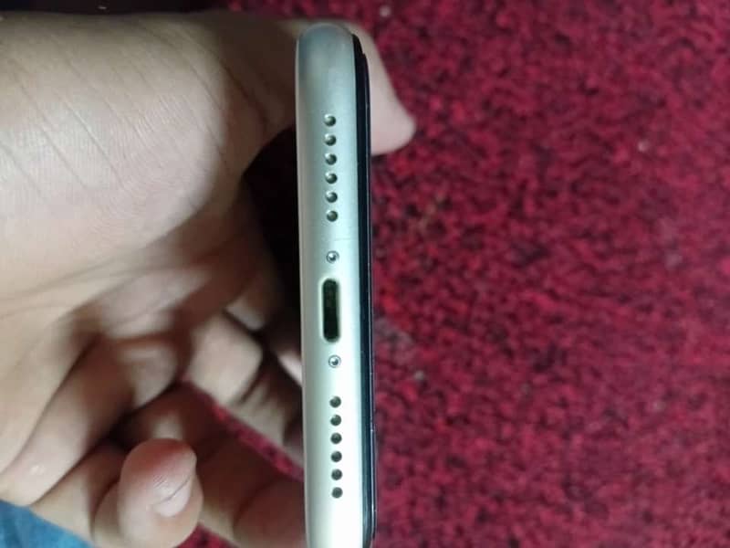 Apple iPhone 11 4
