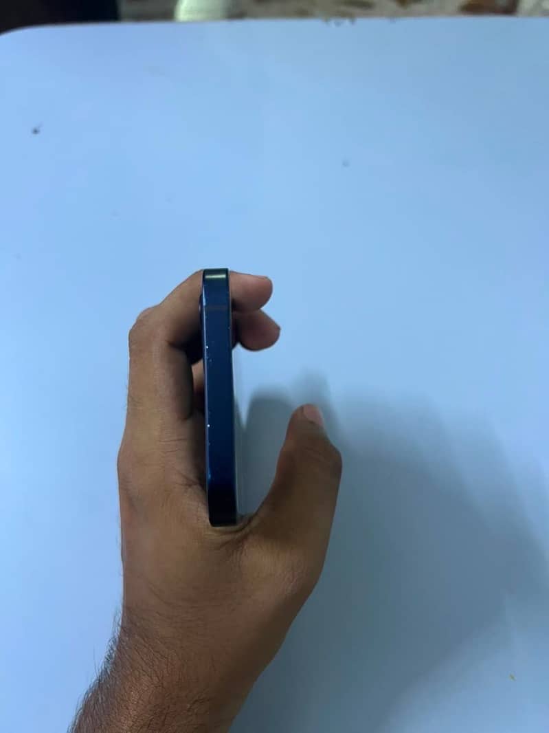 Apple iPhone 12 4