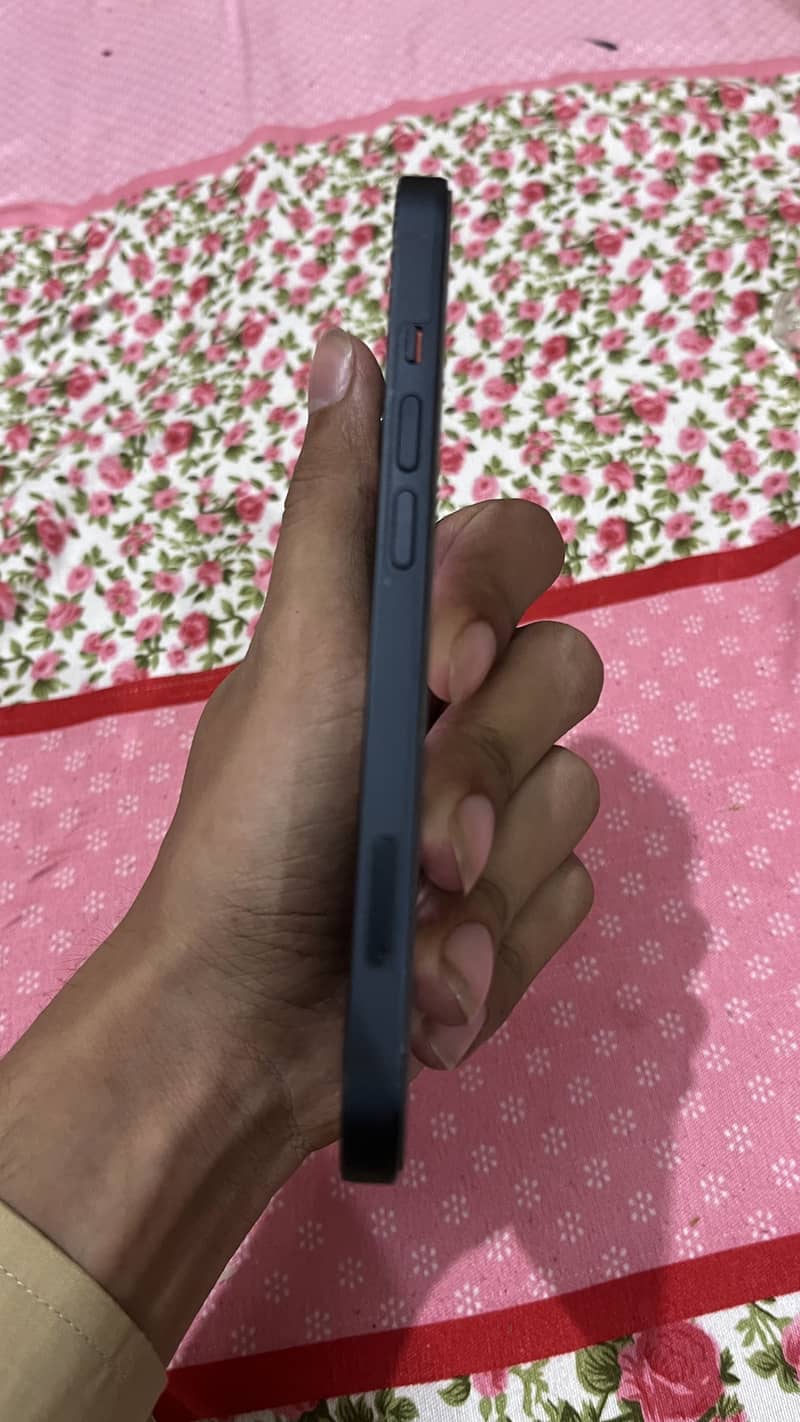 iphone 13 Scratch less 10/10 1