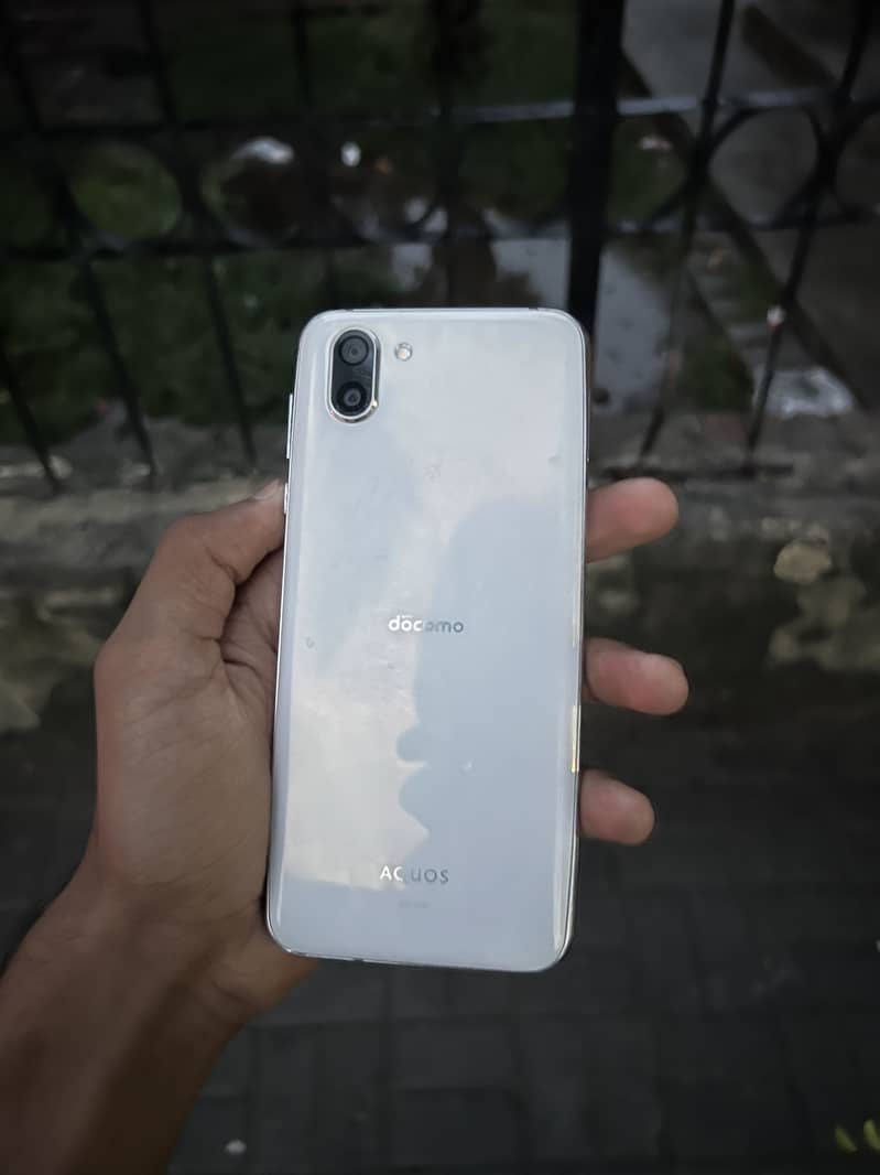 Sharp Aquos R2 0
