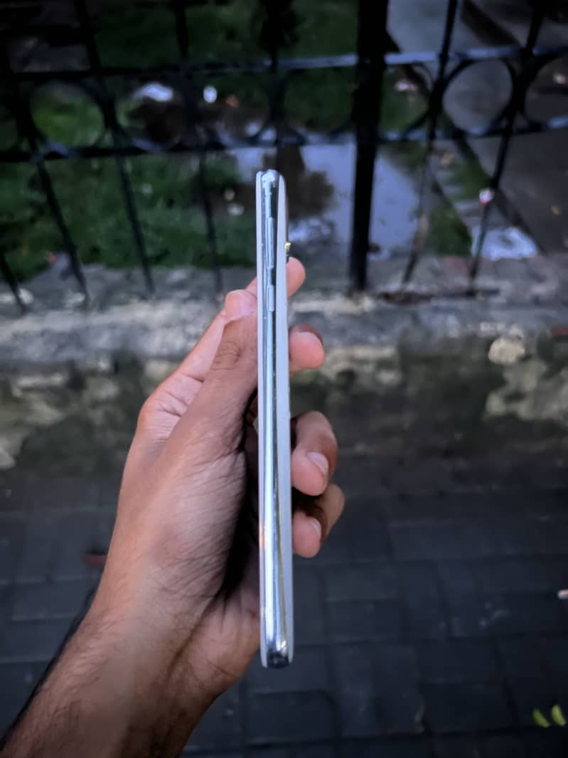 Sharp Aquos R2 1