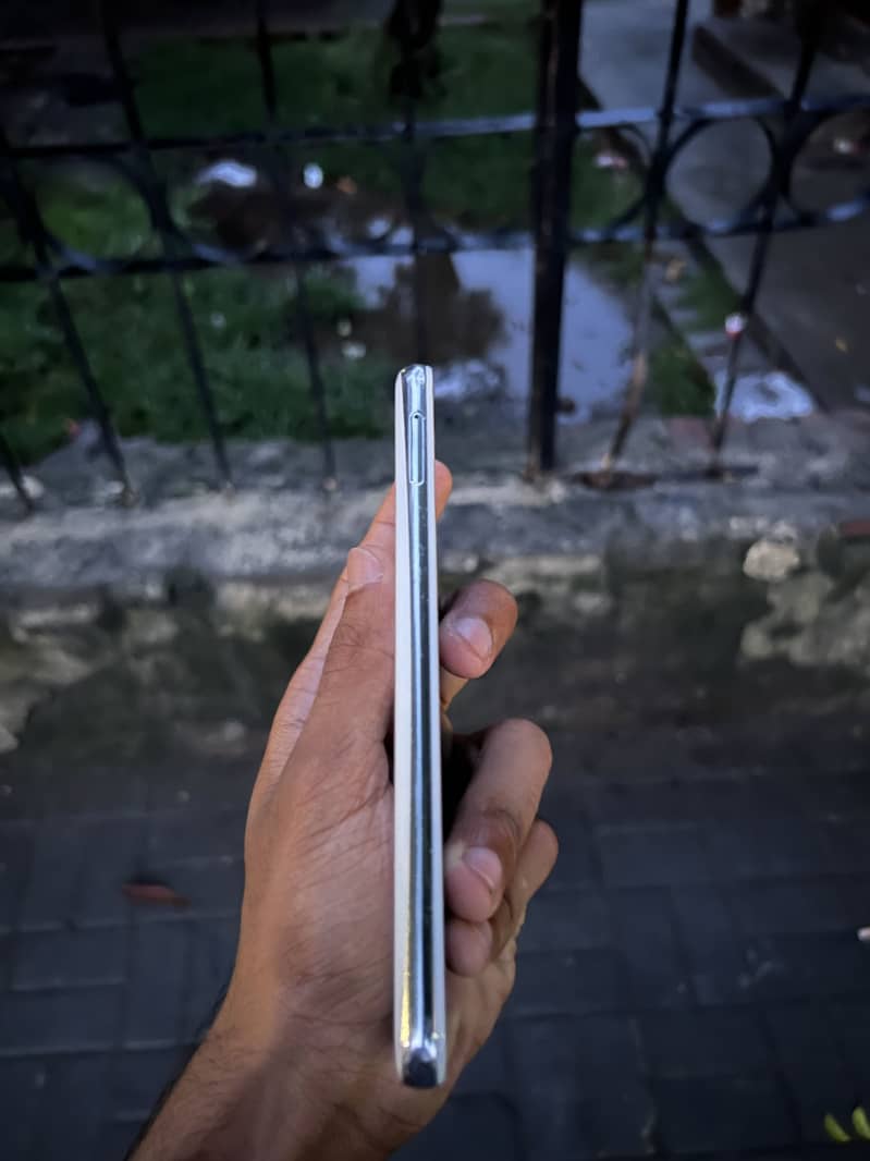 Sharp Aquos R2 2