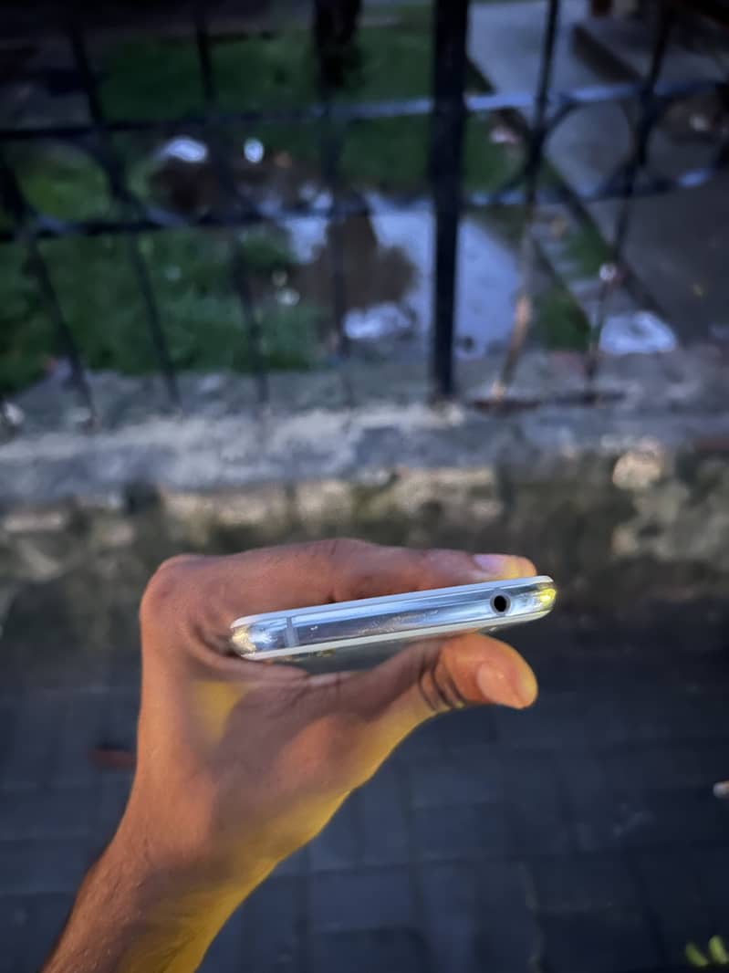 Sharp Aquos R2 4