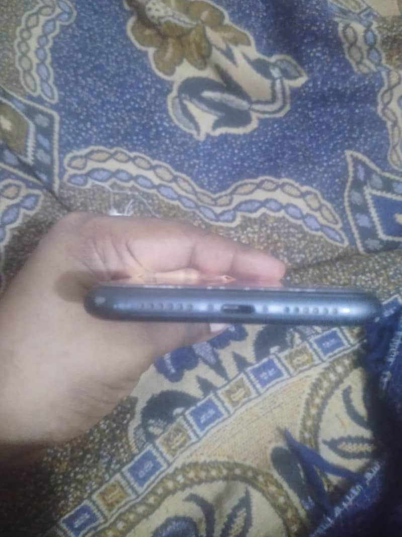 Apple iPhone 11 3