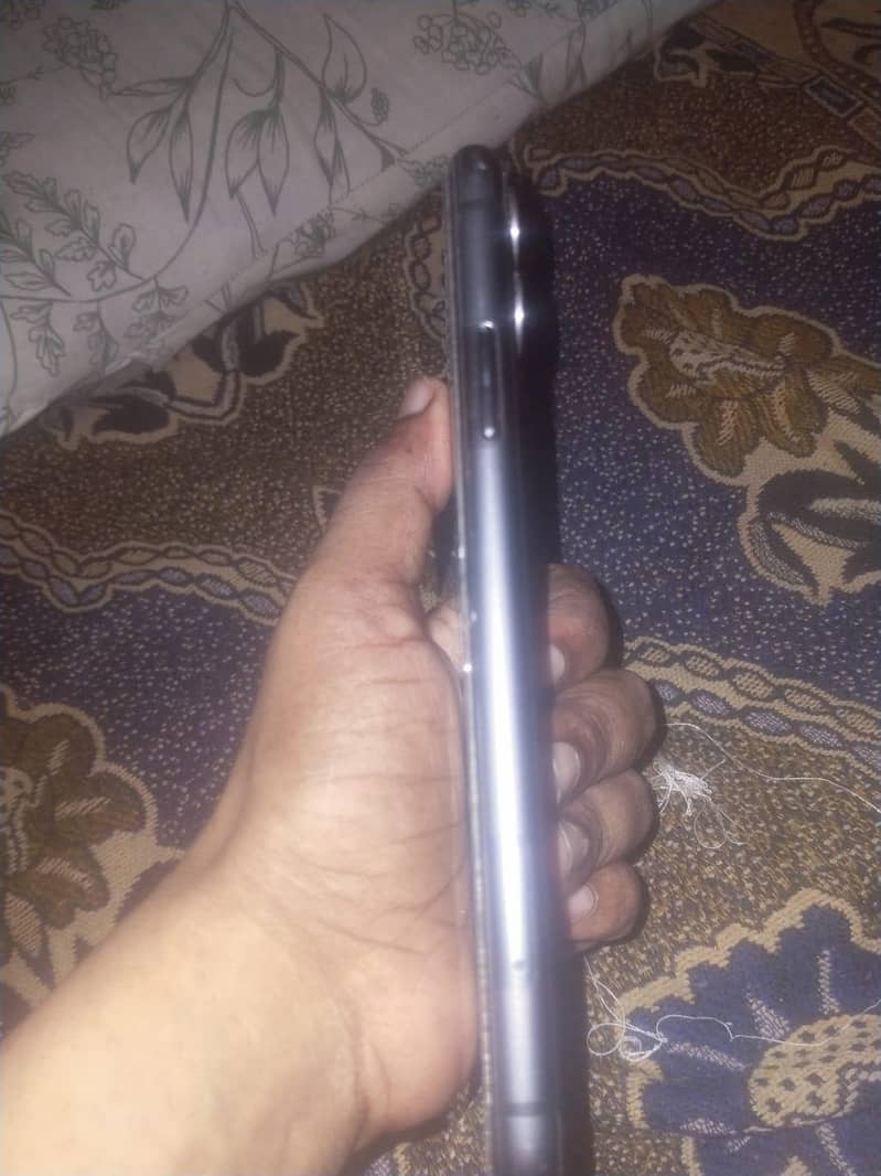 Apple iPhone 11 4