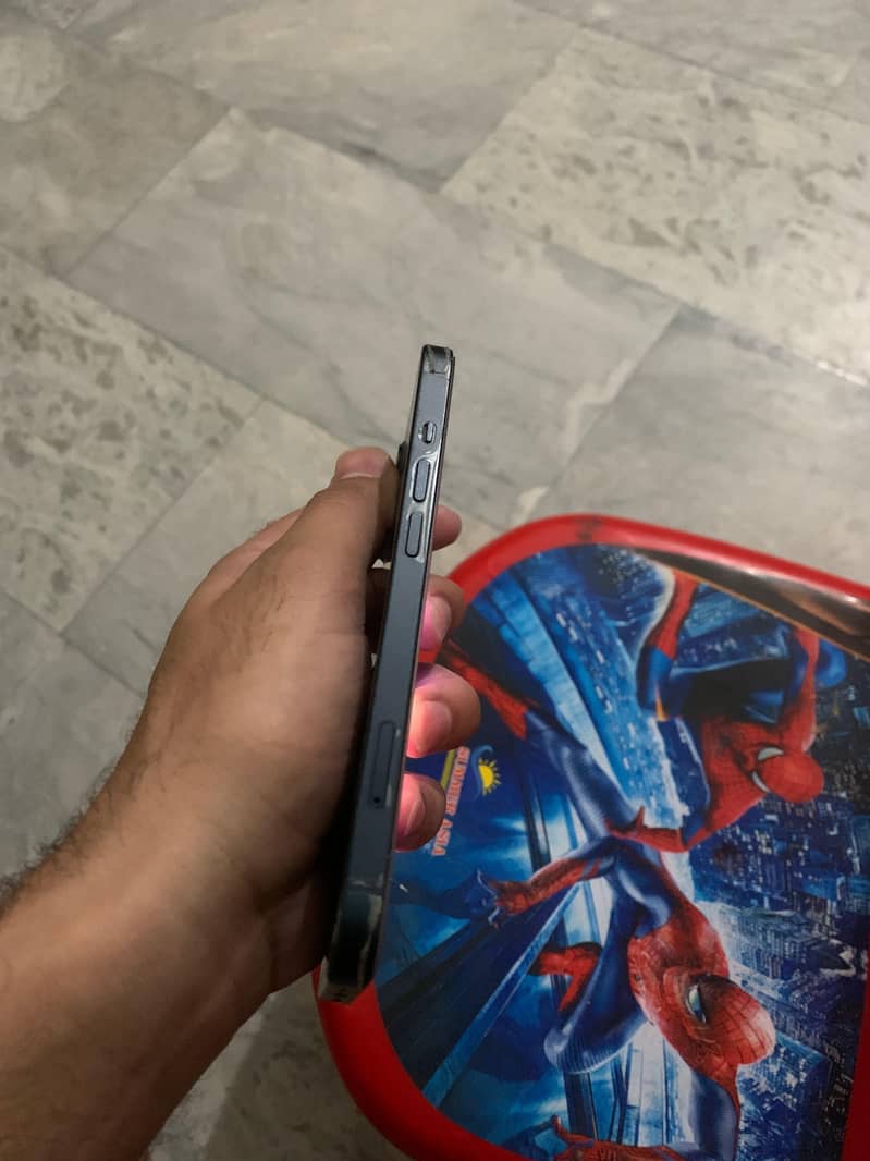 Apple iPhone 13 4