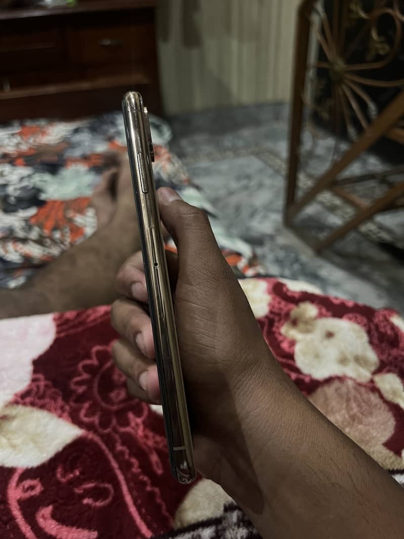 iPhone XS Max 4
