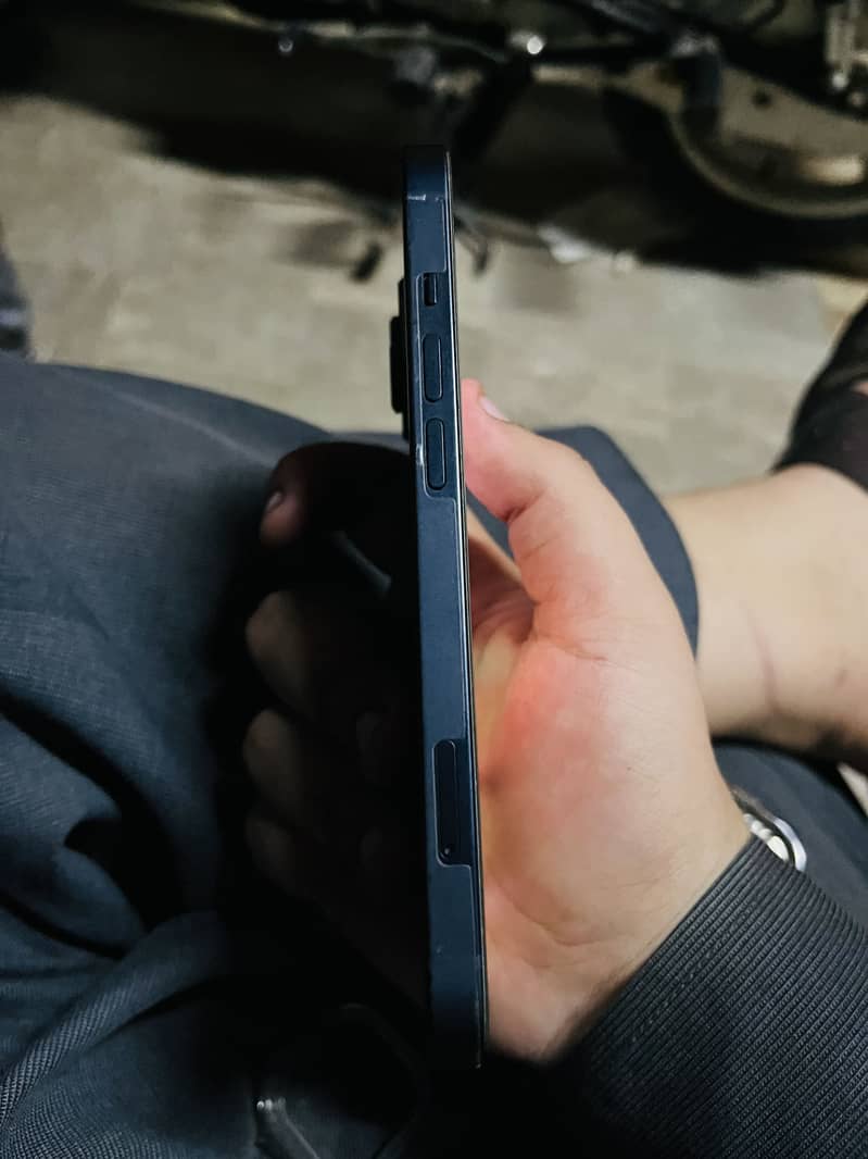 Apple iPhone 13 2