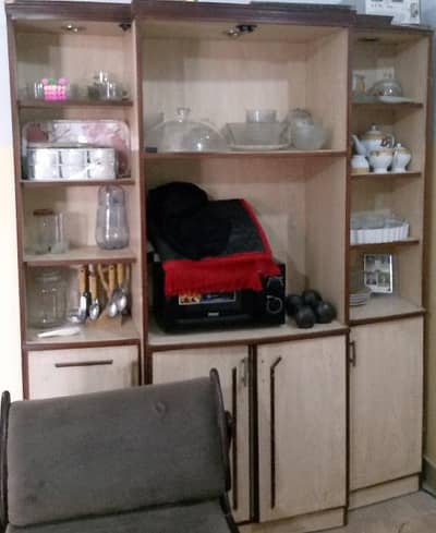 King bed. 2 side tables. 1 wardrobe. 1 dressing table. 1 divider.