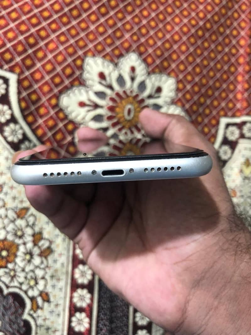 Apple iPhone 11 4