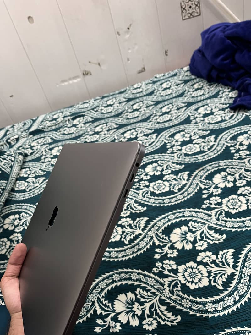 MacBook pro 2017 8