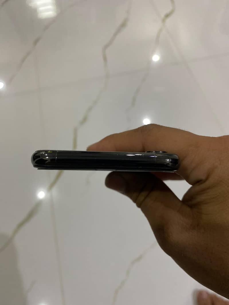 Apple iPhone X 4