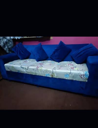 Gorgeous look 6 seater sofa set (neat clean) almost new sofa
