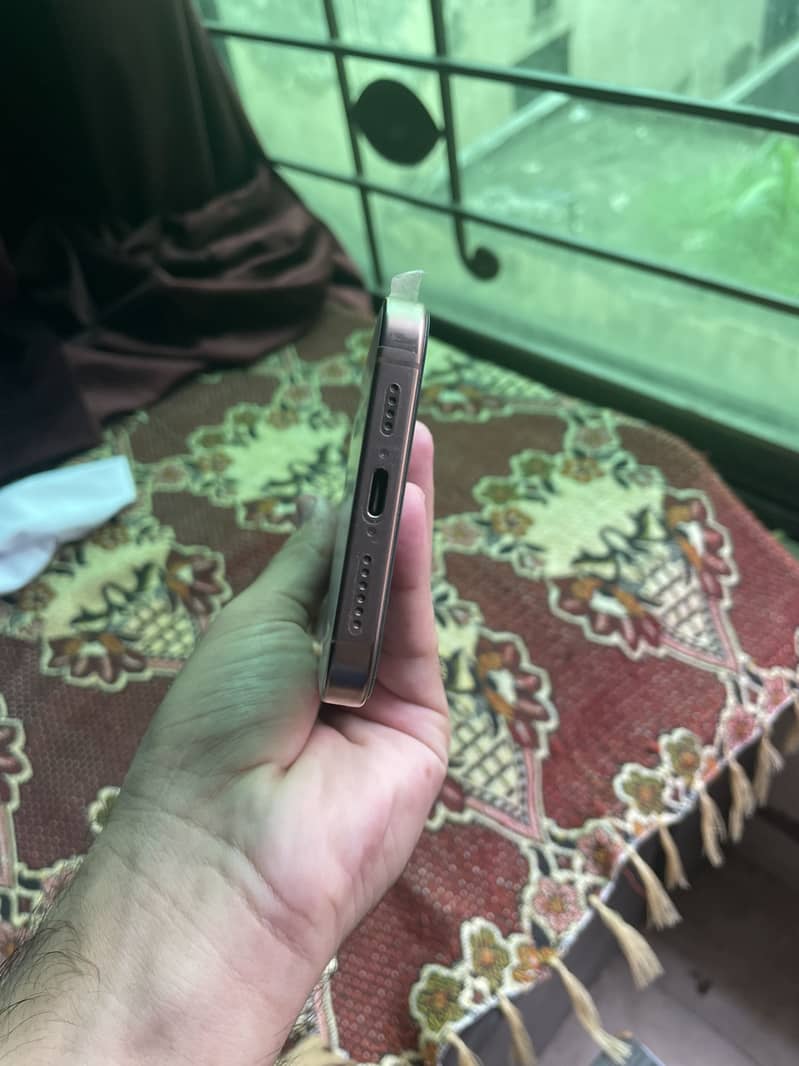 Apple iPhone 16 Pro Max 0