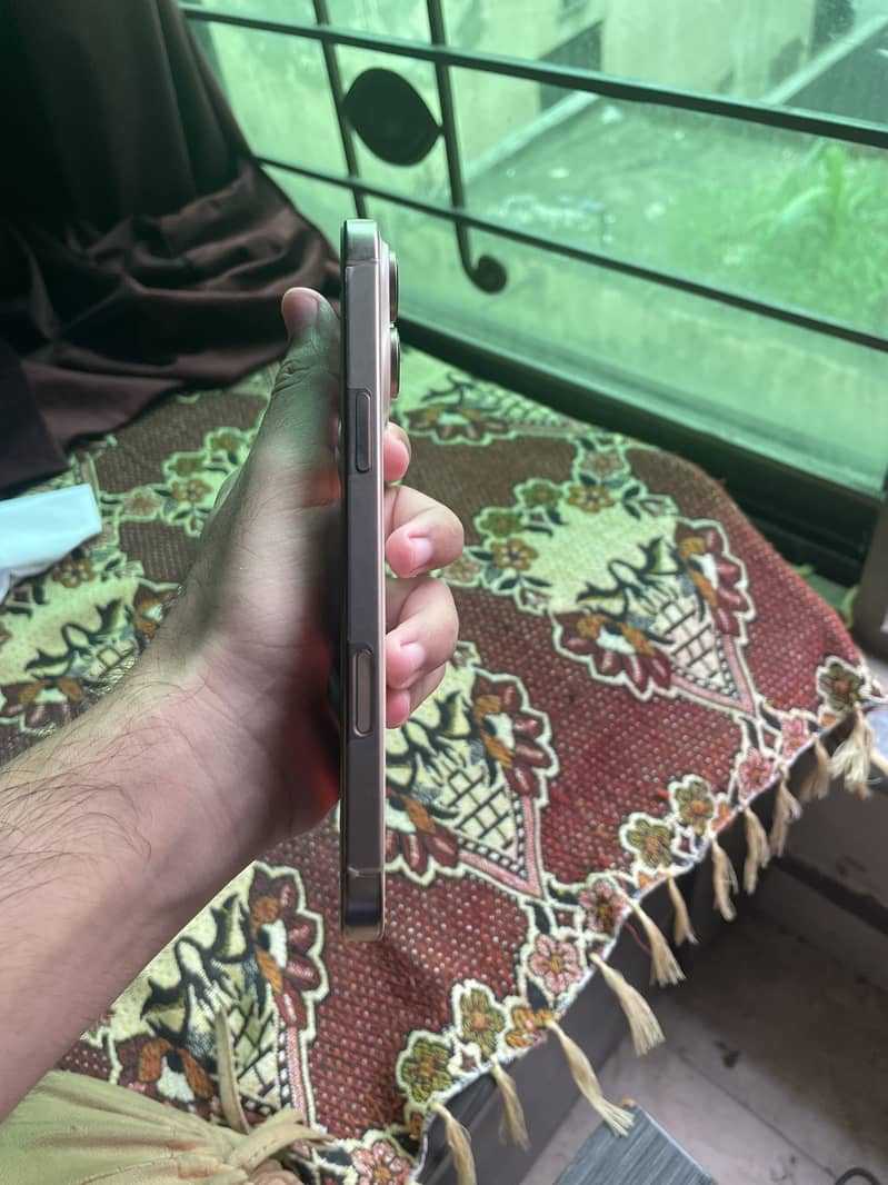 Apple iPhone 16 Pro Max 2