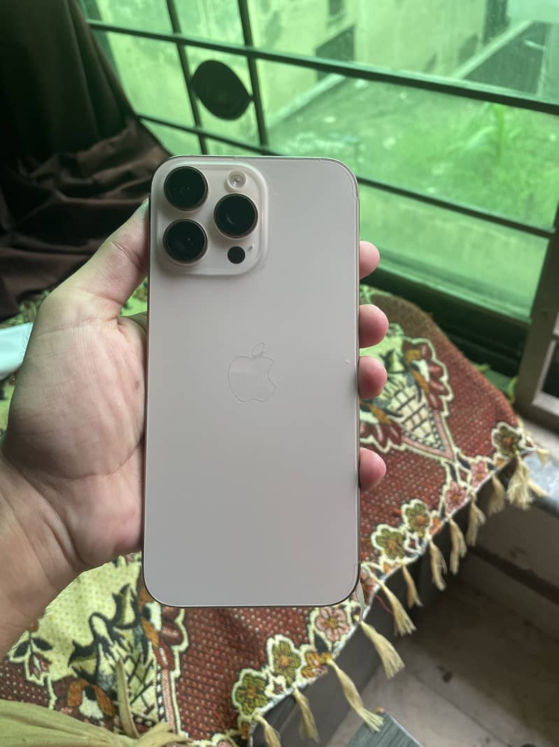 Apple iPhone 16 Pro Max 4
