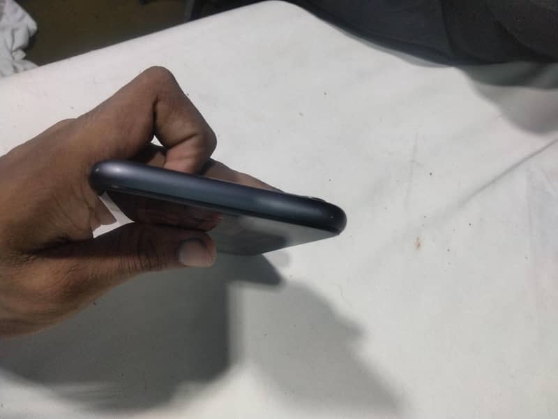 Apple iPhone 11 3