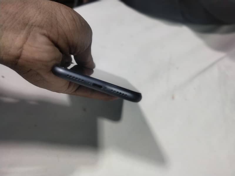 Apple iPhone 11 4