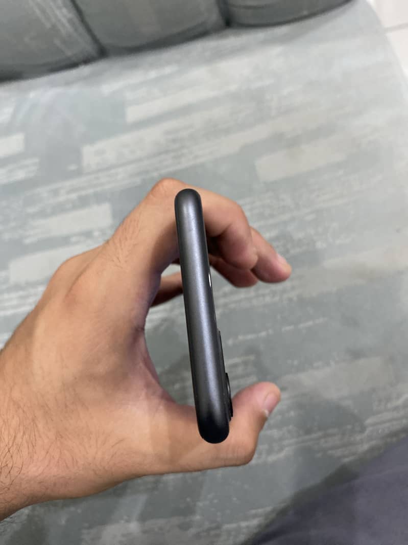 Apple iPhone 11 4