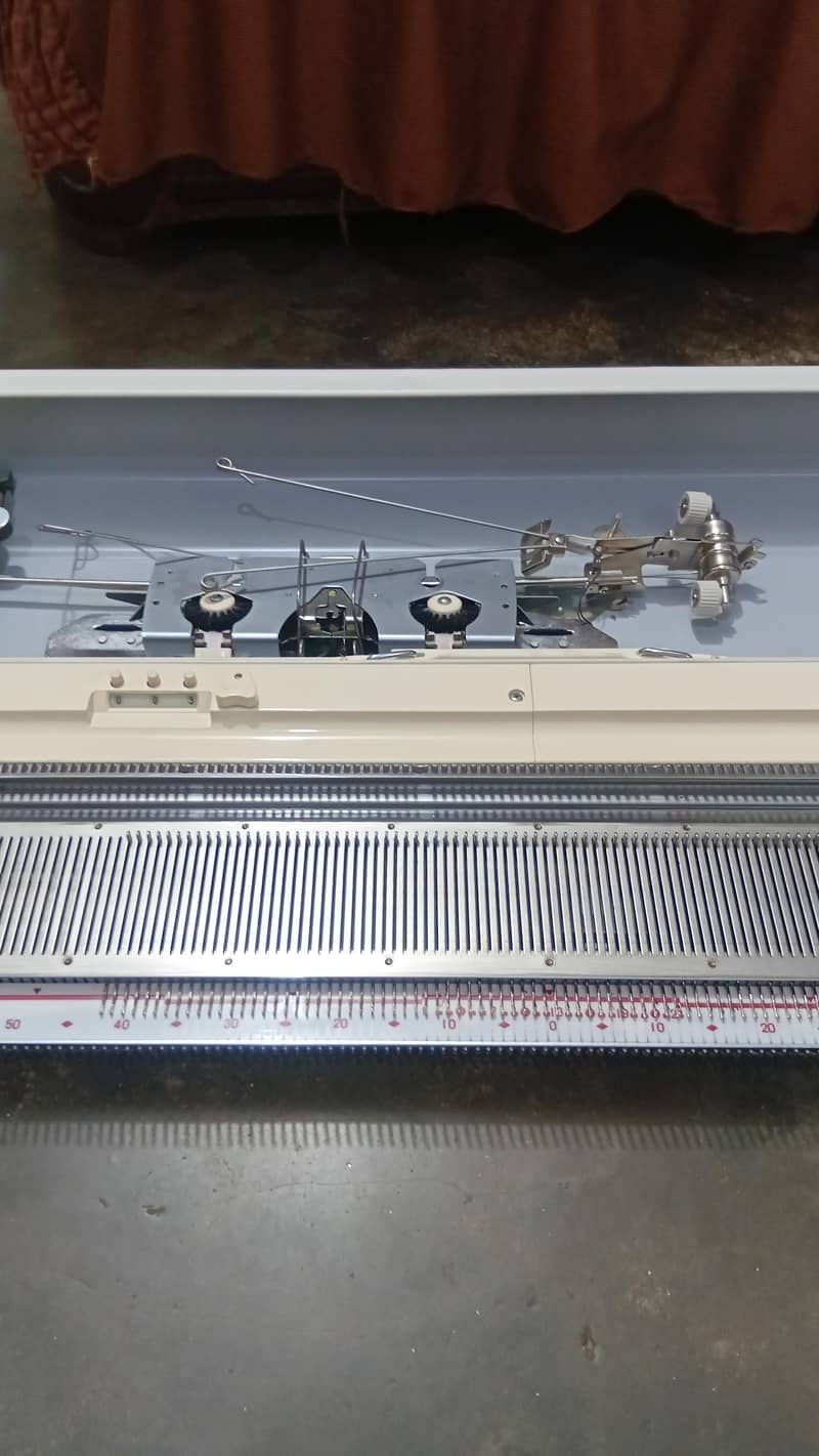 SINGER.  KNITTING. MACHINE 8