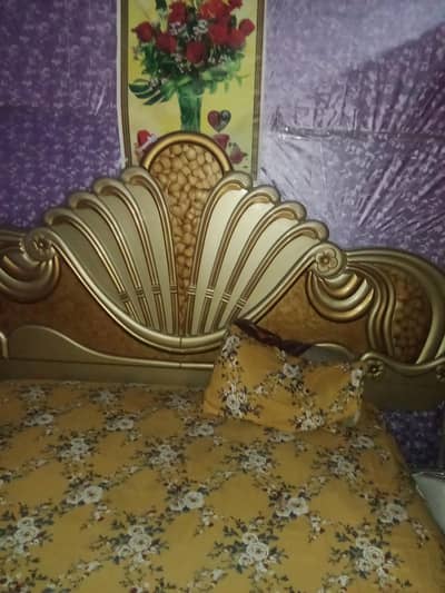 ایک شوکیس ایک ڈبل  بیڈ کنگ سائز ایک ڈریسنگ ٹیبل