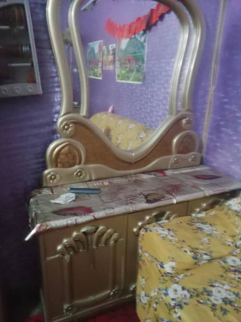 ایک شوکیس ایک ڈبل  بیڈ کنگ سائز ایک ڈریسنگ ٹیبل 1