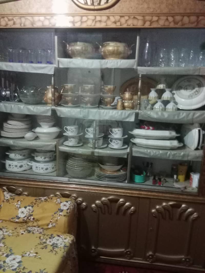 ایک شوکیس ایک ڈبل  بیڈ کنگ سائز ایک ڈریسنگ ٹیبل 2
