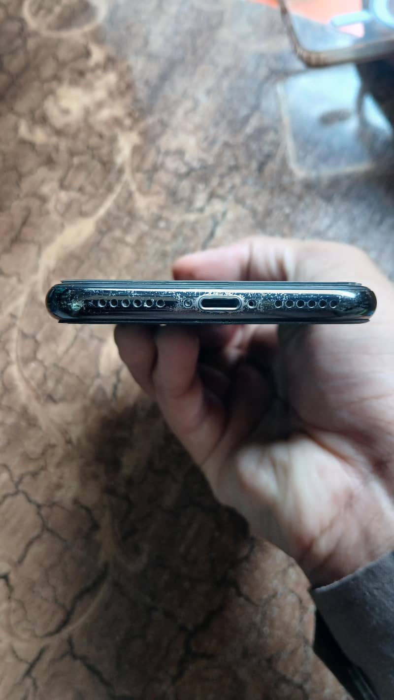 Apple iPhone X 4