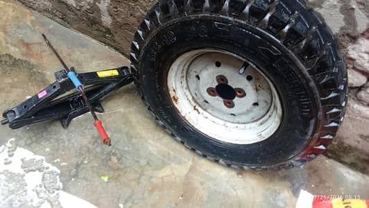 Tyre or jeck for sale . . and stapni riksa. . rik