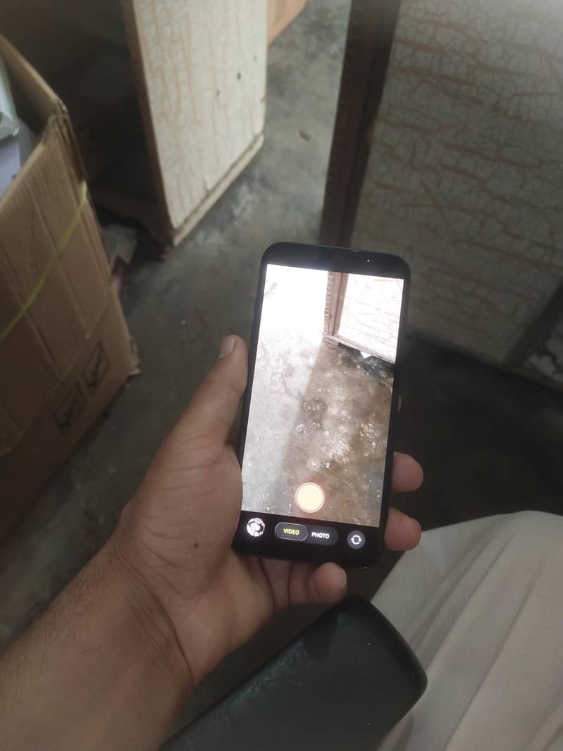 Apple iPhone 16e 1