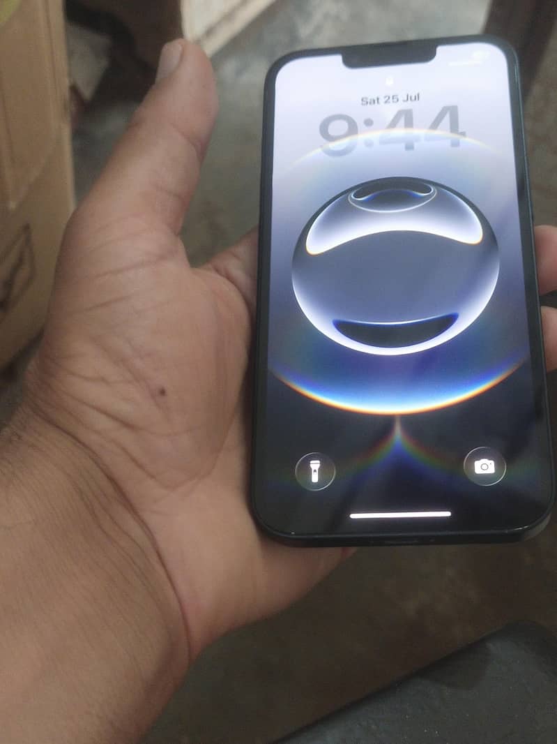 Apple iPhone 16e 6