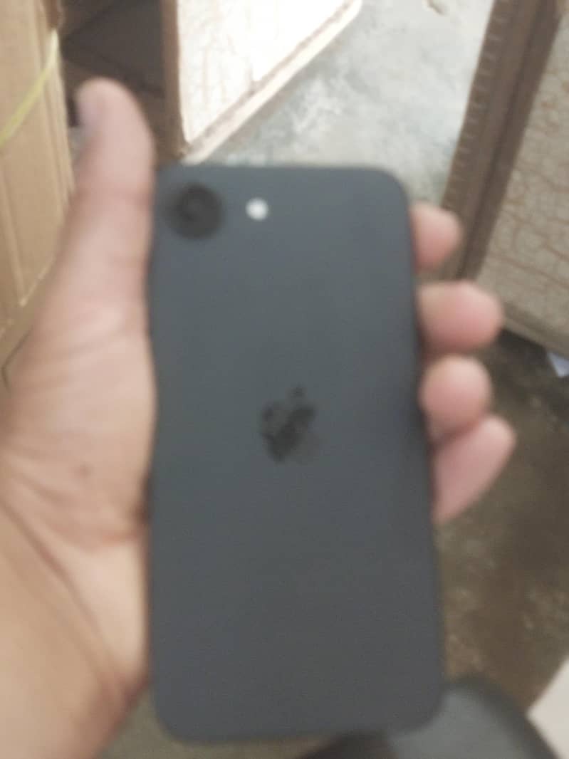 Apple iPhone 16e 9