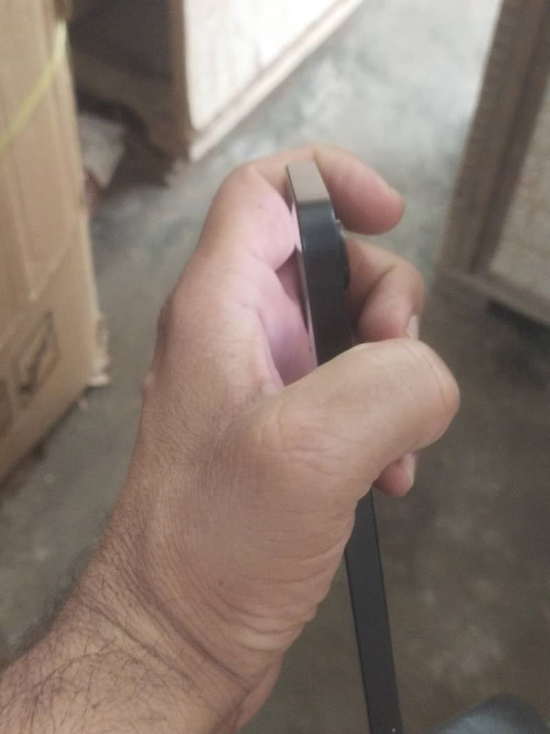 Apple iPhone 16e 12