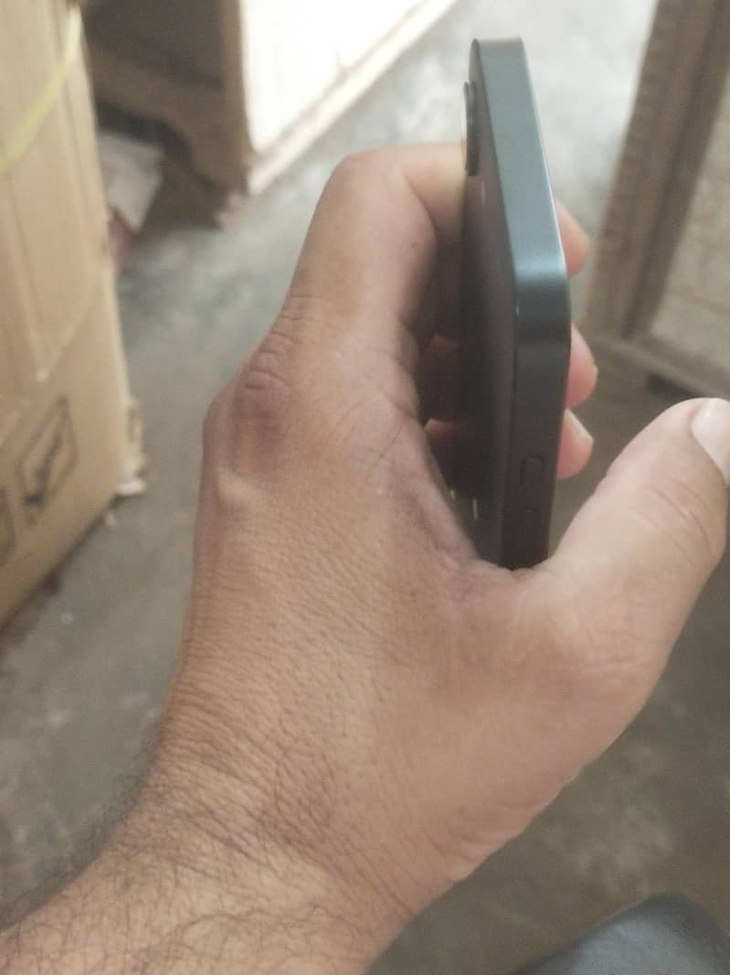 Apple iPhone 16e 13