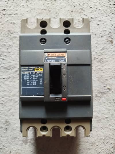 3 phase breaker