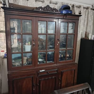 برتنوں والی الماری (Crockery Cabinet)