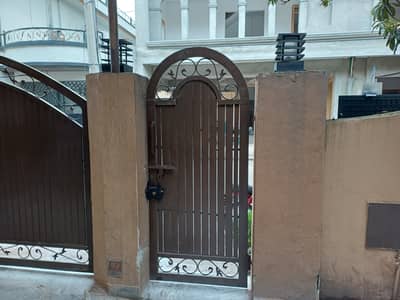 16 guage Good condition Main gate for sale.