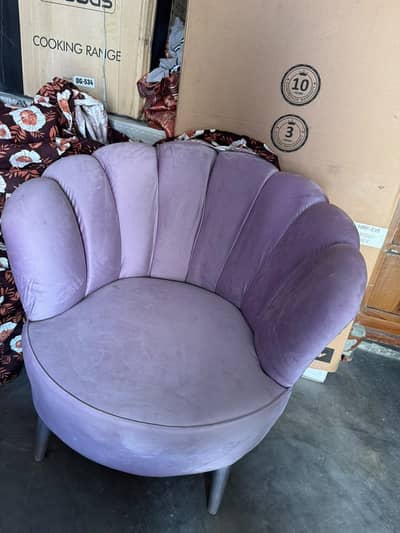 2 room chairs available for sale