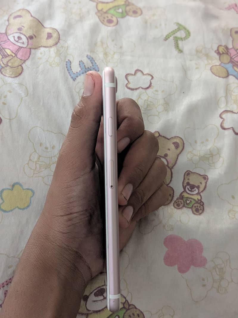 Apple iPhone 7 3