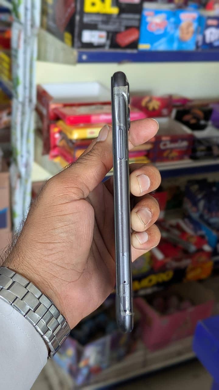 Apple iPhone 11 3