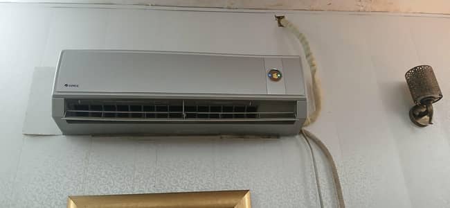 Gree 1.5 ton non inverter Ac in working condition