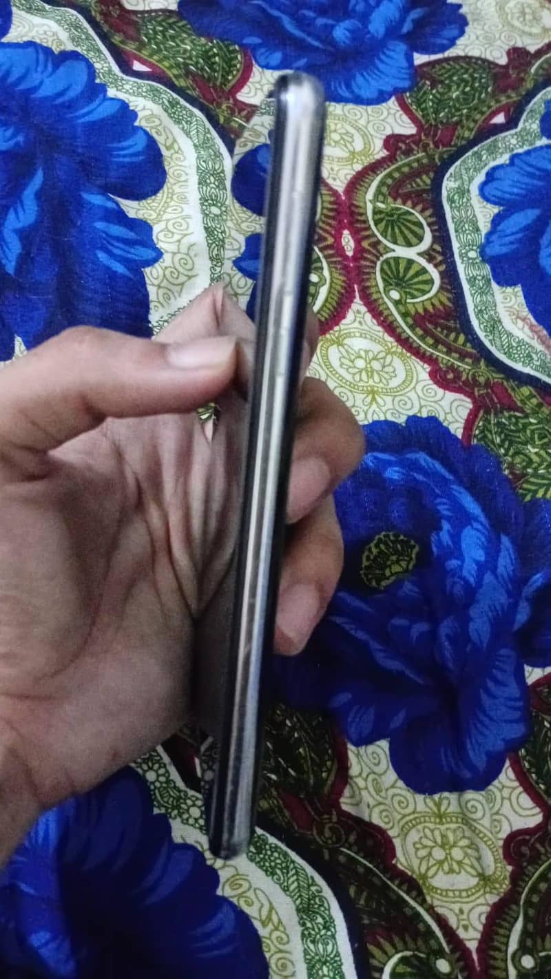Sharp Aquos R2 3