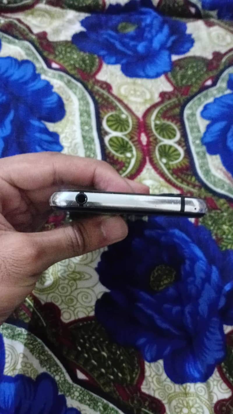 Sharp Aquos R2 4